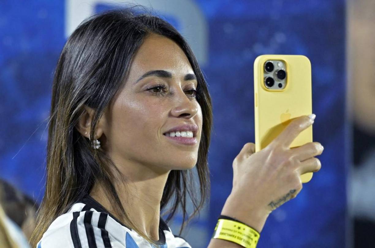 Las cámaras captaron en el momento que Antonela tomaba una fotografía. 