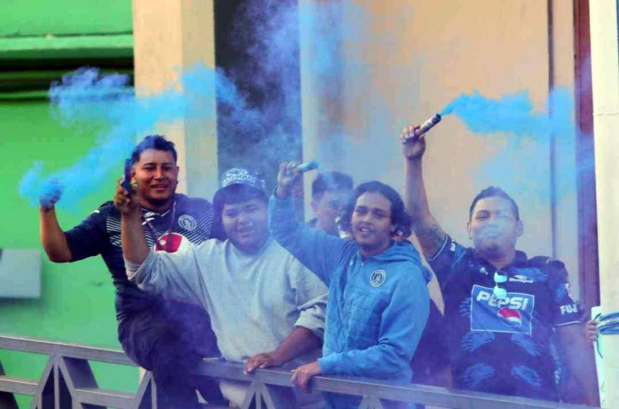 Hubo poco ambiente previo al partido, esto por el descontento que hay en la afición del Motagua tras perder el Clásico contra el Olimpia.