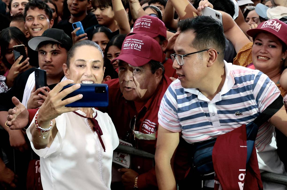 “Estoy sorprendida de que (haya) tanta gente, después de tanta guerra sucia”, comentó, al describir a Sheinbaum como una mujer “muy preparada”, pero también “sensible, que busca la continuidad de López Obrador, ayudar a los más necesitados”.