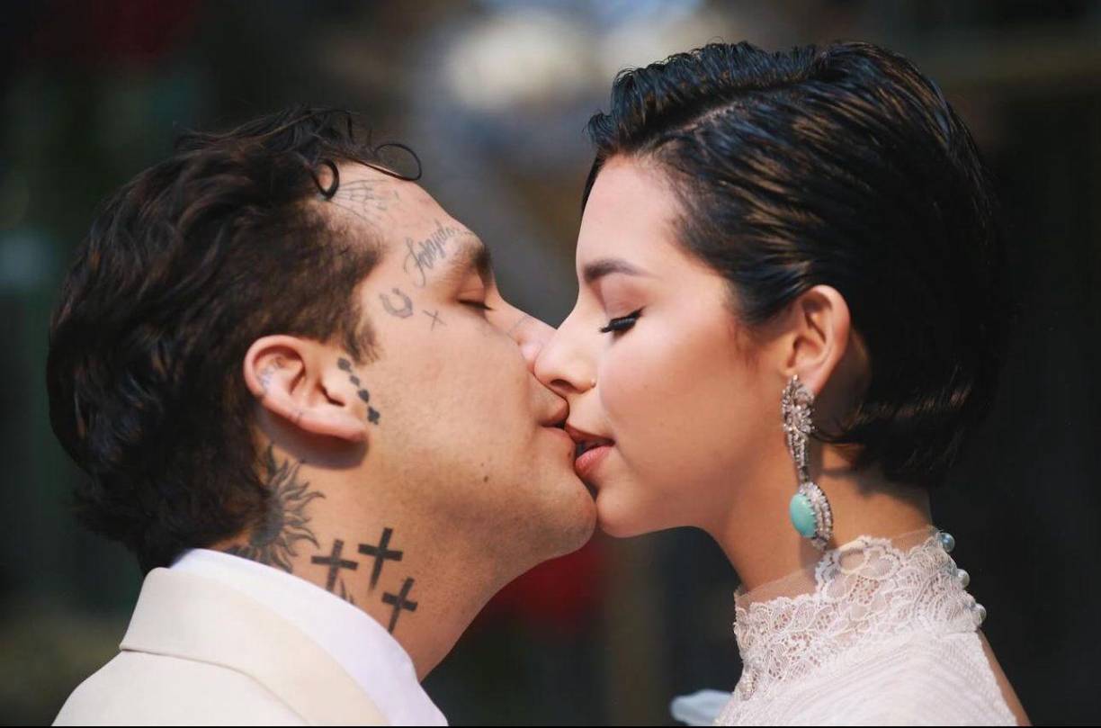 Incluso, Nodal compartió una postal de su primer beso como esposos con Ángela Aguilar, también dedicó una tiernas palabras a su nueva esposa.