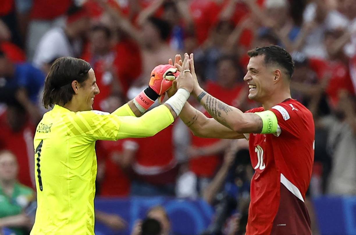 Los suizos llegan a los cuartos de la competición europea por segunda vez consecutiva. Así lo celebran Granit Xhaka y Yann Sommer.