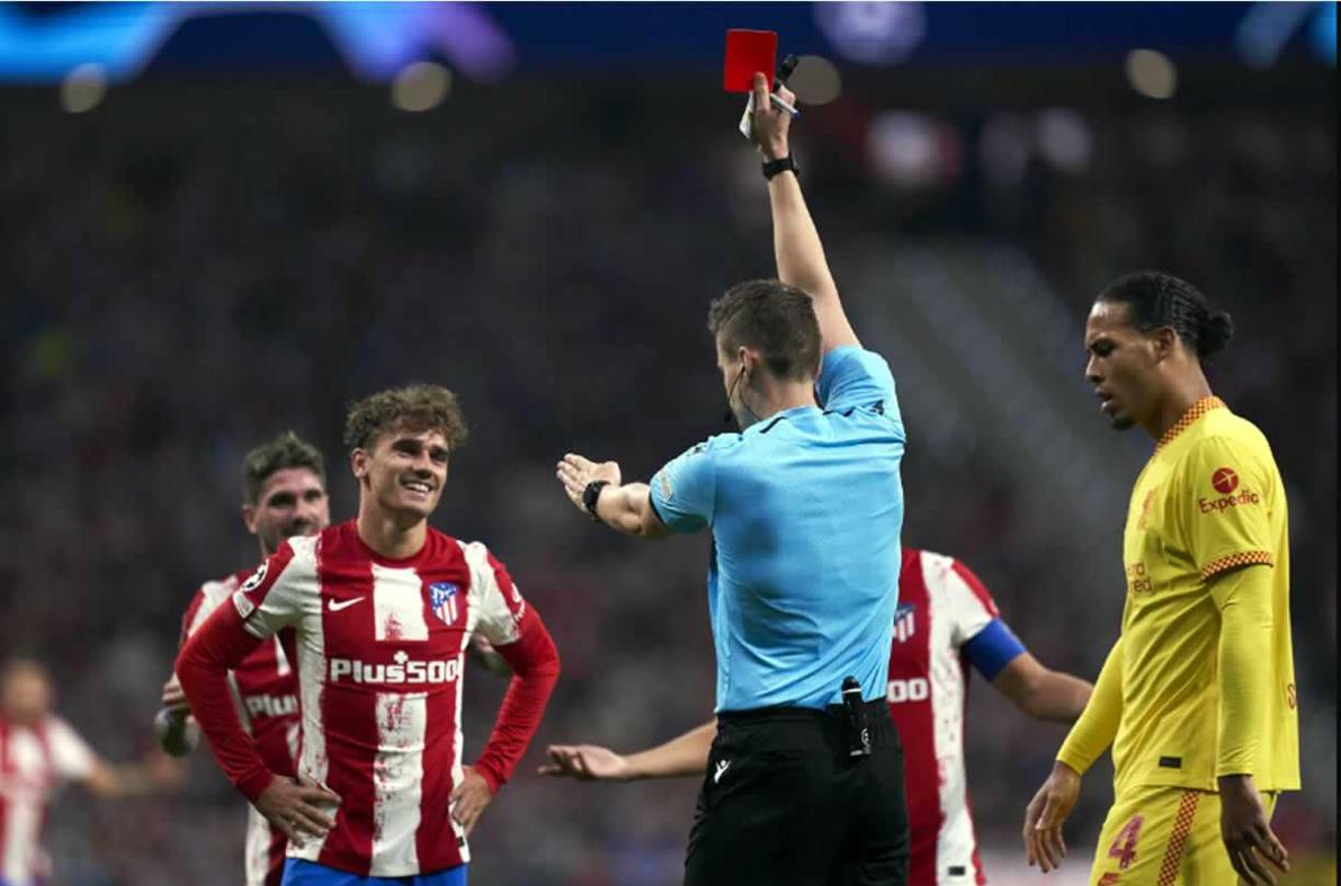 6. Conductas antideportivas - La nueva norma aclara el concepto ‘disputar el balón’ en las amonestaciones. Si el árbitro señalara un penalti a raíz de una infracción con la que el jugador hubiese evitado una ocasión manifiesta de gol, solo expulsará al infractor si dicha infracción se cometió sin tener posibilidad de jugar el balón.