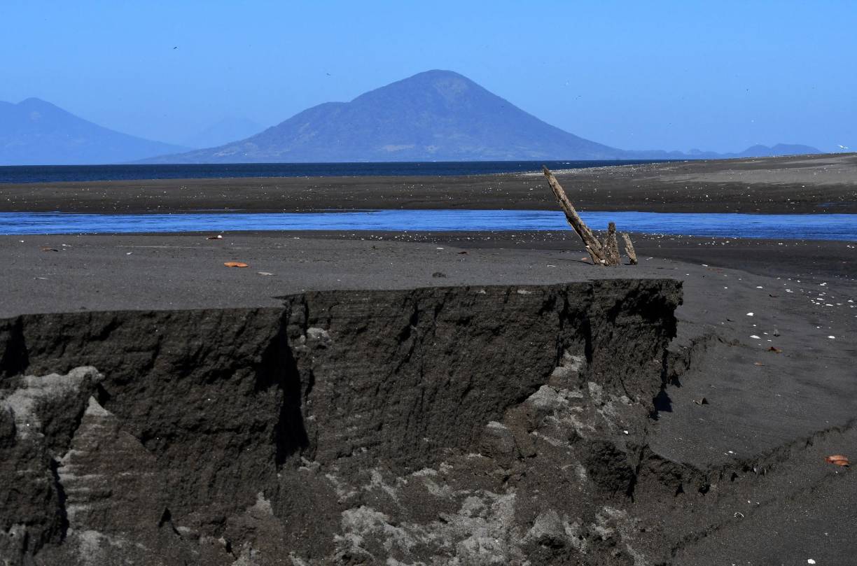 “El mar se ha comido seis cuadras (600 metros). Había un campo de fútbol, ese campo se perdió”, asegura Sergio Espinal, un pescador de 75 años. “Había buenos restaurantes, buenos hoteles” muchos años atrás.