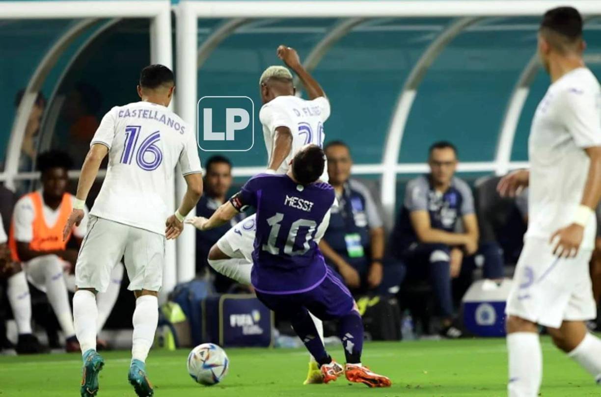 Deiby Flores le entró con dureza a Lionel Messi, quien quedó en el suelo con gestos de dolor.