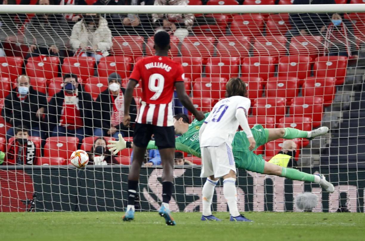 Thibaut Courtois se lanza para intentar, en vano, tapar el disparo de Álex Berenguer en el minuto 89 que acabó en gol para el triunfo del Athletic Club de Bilbao.