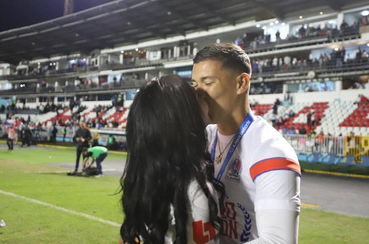 Beso de Kevin López a su pareja sentimental.