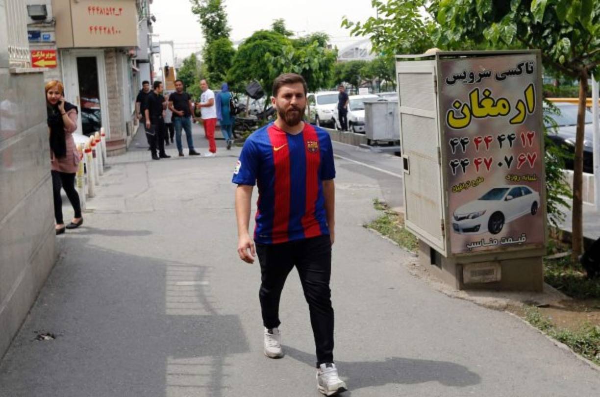 'La gente me ve realmente como el Messi iraní y quiere que imite todo lo que hace, la gente se asombra', explica Parastesh. AFP