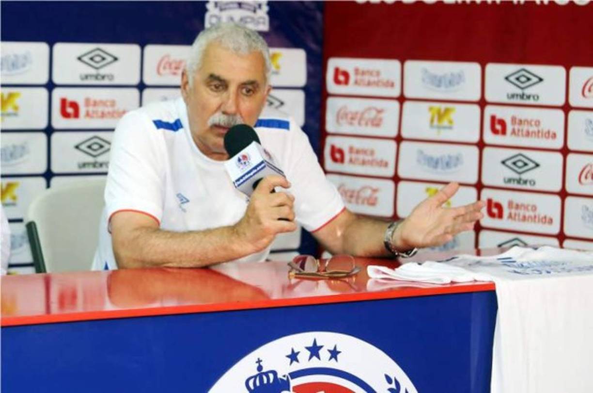 En Centroamérica su trayectoria es destacadísima, al punto que ganó títulos de liga en los tres países donde estuvo: Costa Rica, Honduras y Guatemala. Con 7 títulos en su carrera, 5 de ellos en el exterior, es uno de los DT uruguayos con más lauros en tierras extranjeras.