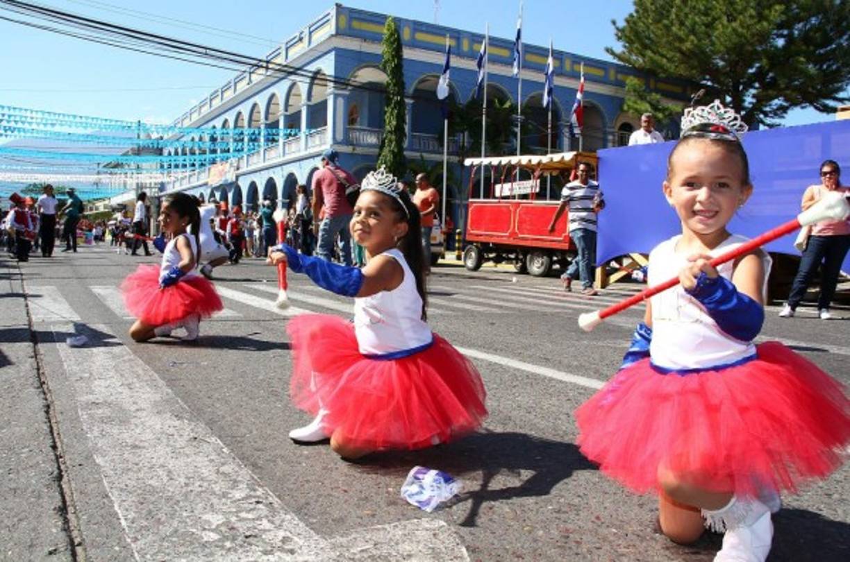 También en La Ceiba estas escolares demostraron su civismo.