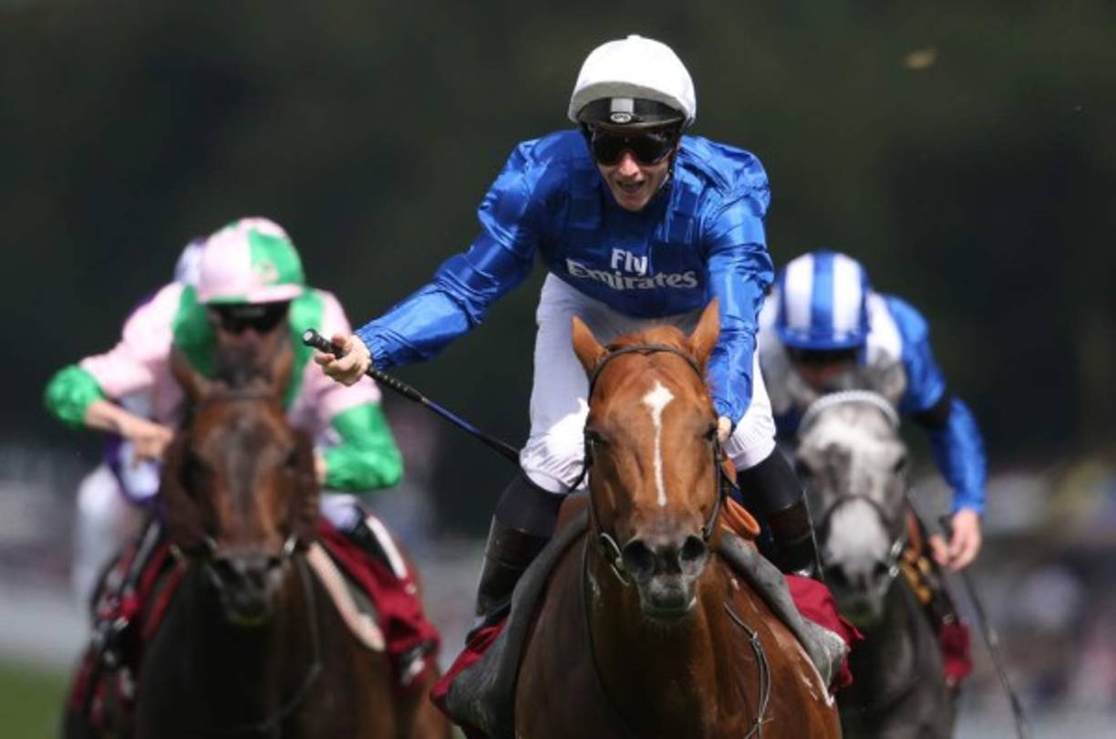 CABALLOS. El galope del vencedor. James McDonald celebra tras cruzar la línea de meta al ganar la carrera de caballos Qatar Lennox Stakes en la ciudad de Chichester, Inglaterra.