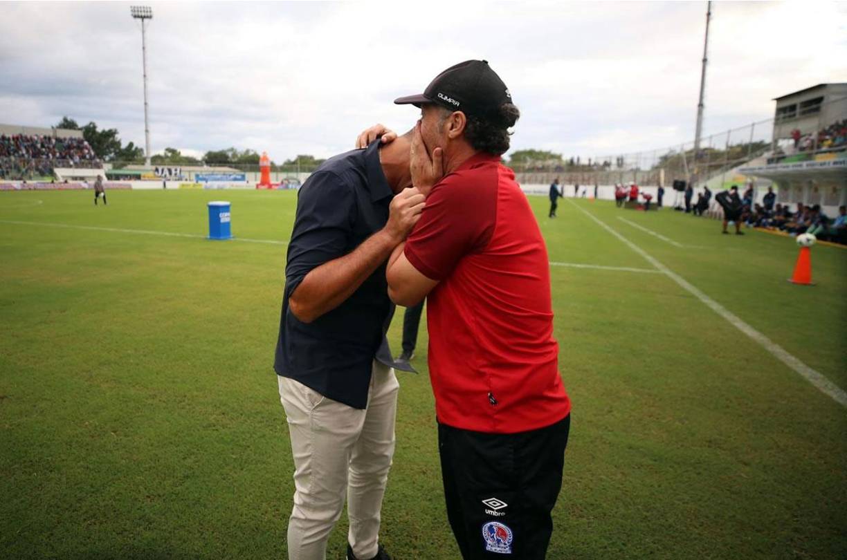 Pedro Troglio le dijo algo al oído a ‘La Tota‘ Medina antes de que se enfrentaran en la ida de la final en Comayagua.