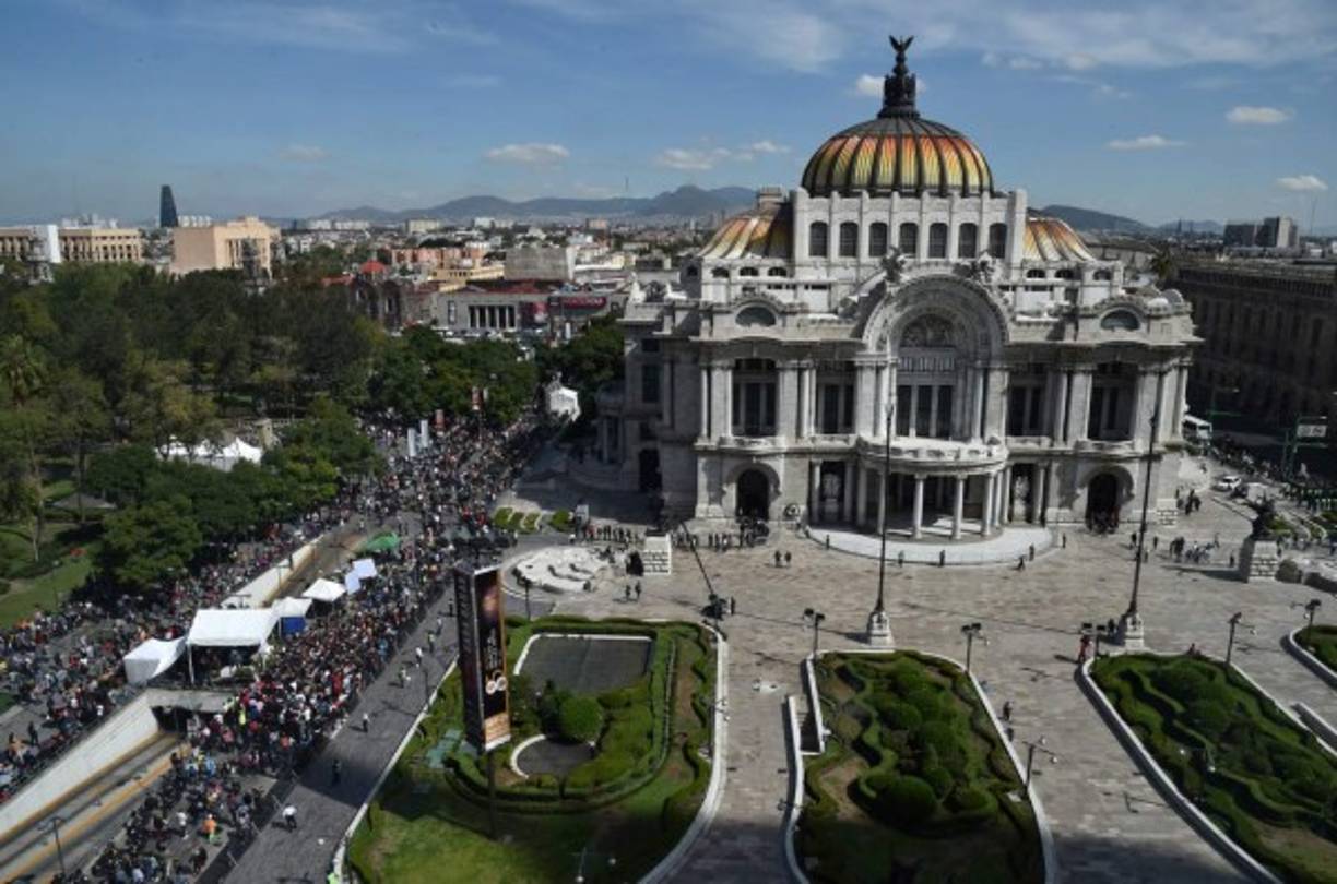 <br/><br/> MÉXICO, 9 Oct 2019 (AFP) - Entre aplausos, lágrimas y al grito de '¡sí se pudo!', miles de mexicanos recibieron este miércoles las cenizas del cantante José José a su llegada al Palacio de Bellas Artes, donde el gobierno y sus admiradores pueden finalmente homenajear al llamado 'Príncipe de la canción'.<br/><br/>Su arribo ocurre tras más de una semana de pleitos familiares para definir el destino de sus restos, en los que tuvo que mediar incluso el presidente de México, Andrés Manuel López Obrador, y en medio de una gran cobertura mediática plagada de desinformación.<br/><br/>Un féretro brillante, con matices dorados y plateados, fue colocado justo al centro de la majestuosa escalera principal del palacio, flanqueado por arreglos de flores y coronado por un gran cartel con la imagen del cantante mexicano y la frase 'José José, qué triste fue decirnos adiós', primer verso de 'El triste', la más reconocida de sus interpretaciones.<br/><br/>'No tengo palabras, son sentimientos encontrados pero lo pude venir a ver, es lo principal', dijo, entre lágrimas, Araceli Segura, una mujer de 52 años que llegó al recinto acompañada de su hija.<br/><br/>'Siempre vivirá en nuestros corazones, siempre', agregó Segura, una entre miles de admiradores que desfilaban por contados segundos frente al féretro, y que aprovechaban para tomar fotografías y hacer vídeos en el velatorio de honor.<br/><br/>'Fue muy breve, pero con eso tenemos, es conmovedor', dijo Guillermo Reséndiz, de 43 años, quien, como otros, salía con los ojos llorosos y portando fotografías del cantante, mientras de fondo sonaban interpretaciones en vivo de sus grandes éxitos.<br/><br/>- 'Ya está en su patria' -<br/><br/>Antes de abrir las puertas a los admiradores, el ingreso del féretro provocó una inmediata ovación de los invitados de honor, principalmente familia y autoridades.<br/><br/>En la primera guardia de honor junto al ataúd estuvieron sus hijos mayores, José Joel y Marysol Sosa, junto a su madre Anel Noreña, su segunda esposa. Un ensamble de músicos de la Orquesta Sinfónica Nacional y cuatro cantantes líricos ejecutaban, en tanto, 'La nave del olvido', uno de sus primeros éxitos.<br/><br/>En la segunda guardia, destacó la presencia de la alcaldesa de Ciudad de México, Claudia Sheinbaum, y de la ministra de Cultura, Alejandra Frausto.<br/><br/>Unas dos horas antes, un avión militar mexicano, facilitado por el gobierno para trasladar los restos desde Miami, Estados Unidos, aterrizó en el hangar presidencial de Ciudad de México.<br/><br/>'Hemos traído de regreso el corazón de nuestro adorado príncipe de la canción, de mi papá, ya está en su patria, muchas gracias a todos', dijo José Joel.<br/><br/>Una carroza fúnebre de modelo clásico, escoltada por policías en motocicletas, trasladó los restos desde el aeropuerto hasta Bellas Artes.<br/><br/>El cuerpo de José Rómulo Sosa Ortiz, su nombre real, fue cremado el martes en Florida y dividido entre los hijos mayores y su media hermana menor, Sarita, que tuvo con su tercer esposa, la cubana Sara Salazar.<br/><br/>También se realizará una misa en la Basílica de Guadalupe.<br/><br/>El cortejo fúnebre podría pasar por Clavería, un barrio de clase media de la capital donde nació y vivió José José y donde hay una estatua en su honor, convertida en escenario de espontáneos homenajes.<br/><br/>Sus restos serán depositados en un panteón capitalino junto a los de su madre, que fue pianista.<br/><br/>- Última voluntad -<br/><br/>Según medios mexicanos y en Estados Unidos, la última voluntad del 'Príncipe' habría sido ser cremado y, a regañadientes, José Joel y Marysol acordaron con Sarita y su madre dejar la mitad de las cenizas en Miami, donde falleció el 28 de septiembre a los 71 años.