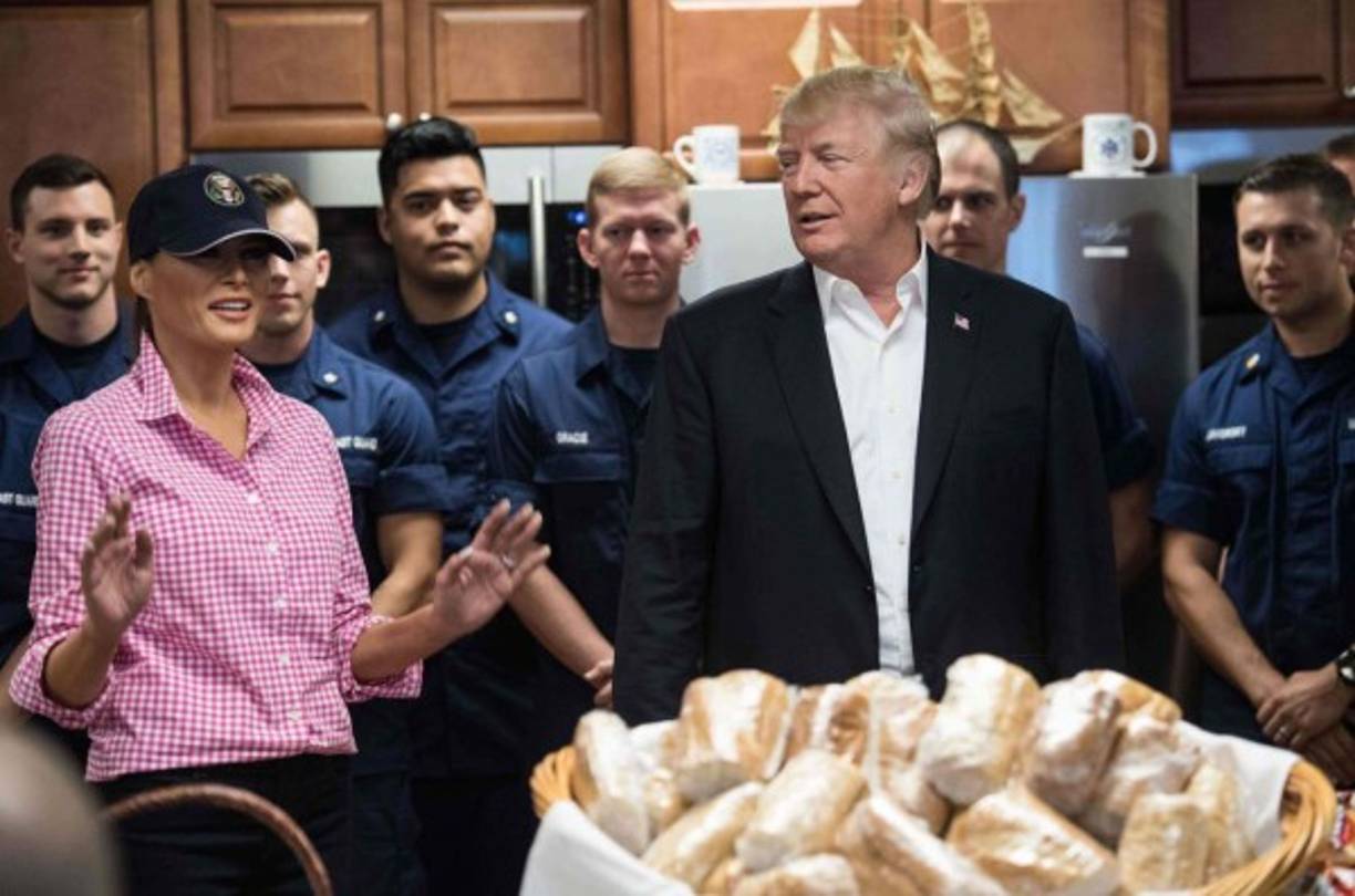 Trump agradeció a los marinos por su servicio en un breve discurso.