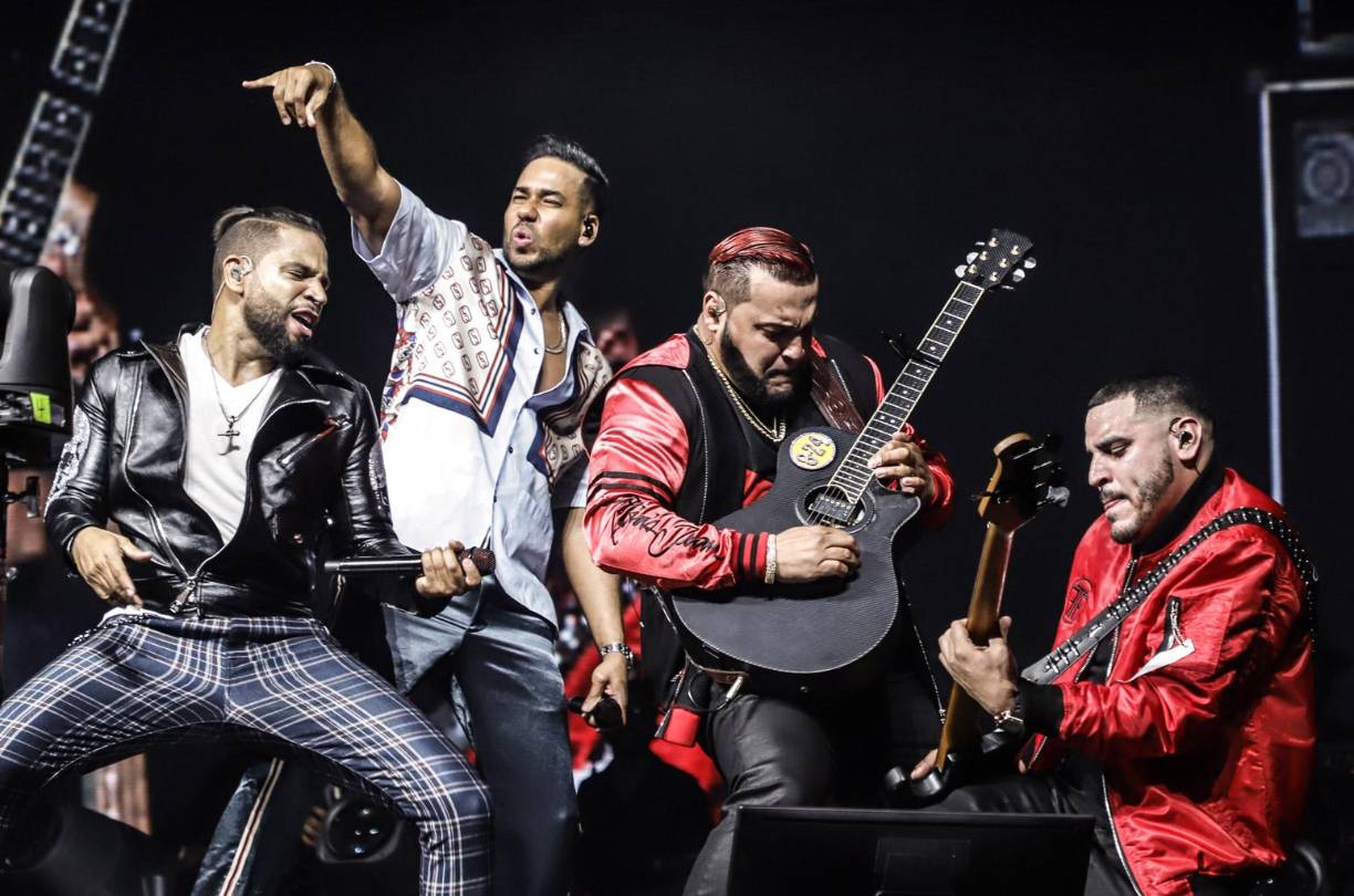 Aventura, la icónica banda de bachata, ha dejado una huella imborrable en la música latina. Fundada en 1994 en Nueva York, el grupo está compuesto por Anthony “Romeo” Santos, Lenny Santos, Henry Santos y Max Santos. 