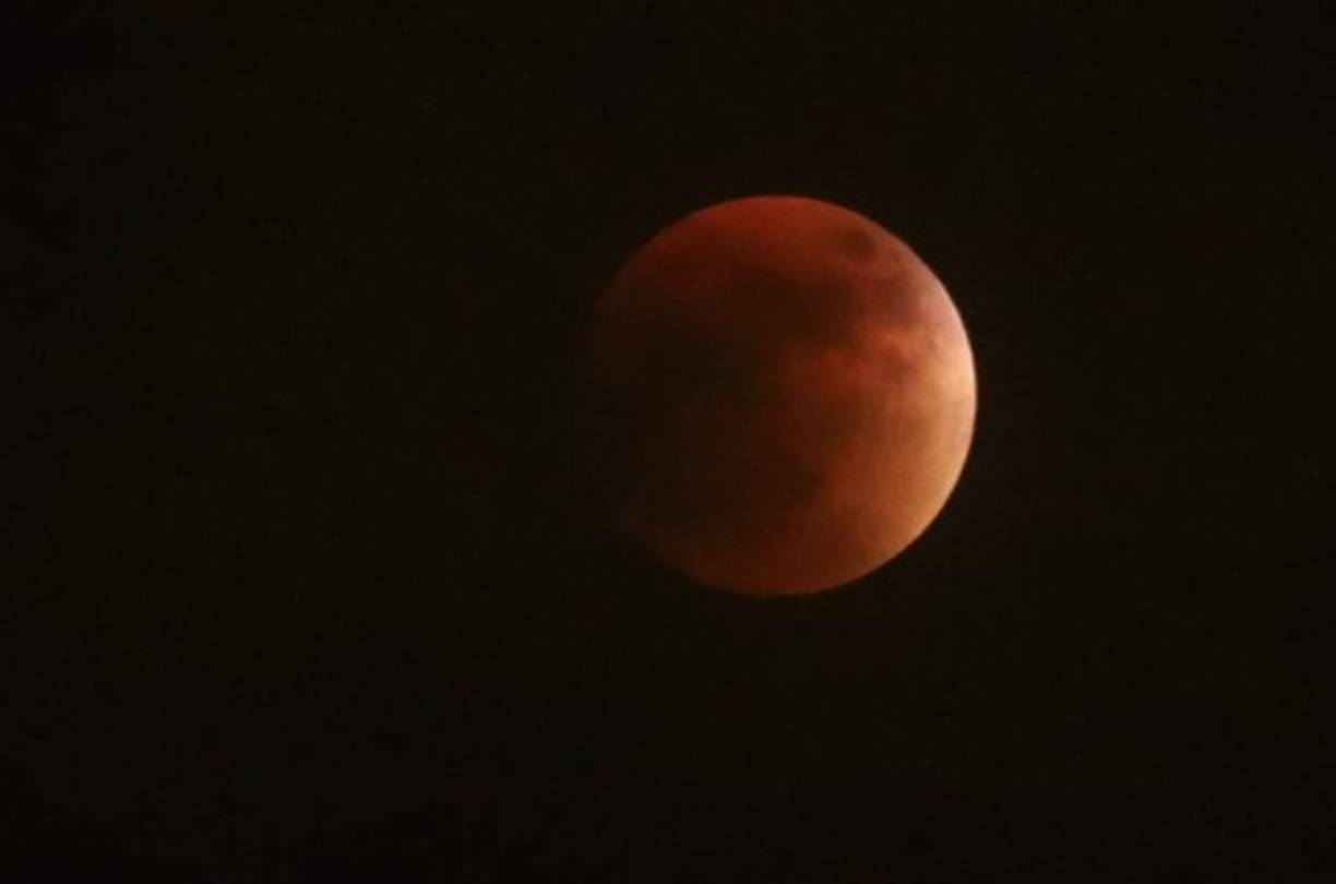 La luna de sangre desde el cielo de San Pedro Sula. Fotos: Amílcar Izaguirre.