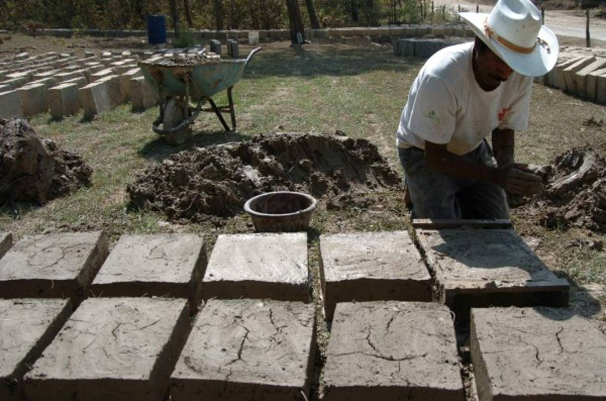 La elaboración de adobe es común en pueblos del Occidente de Honduras.