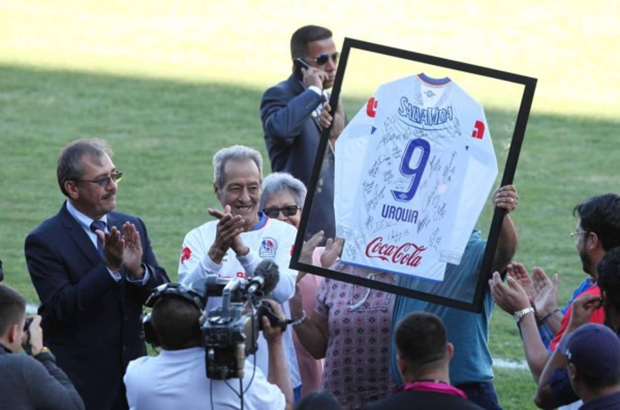 Un homenaje en vida le hizo el Olimpia y la Liga Nacional al exjugador merengue Jorge el 'Indio' Urquía. El que fuera leyenda en el equipo melenudo en el cual brilló en la década del 70, ha sostenido una larga batalla contra el alcoholismo y de momento se encuentra en rehabilitación.
