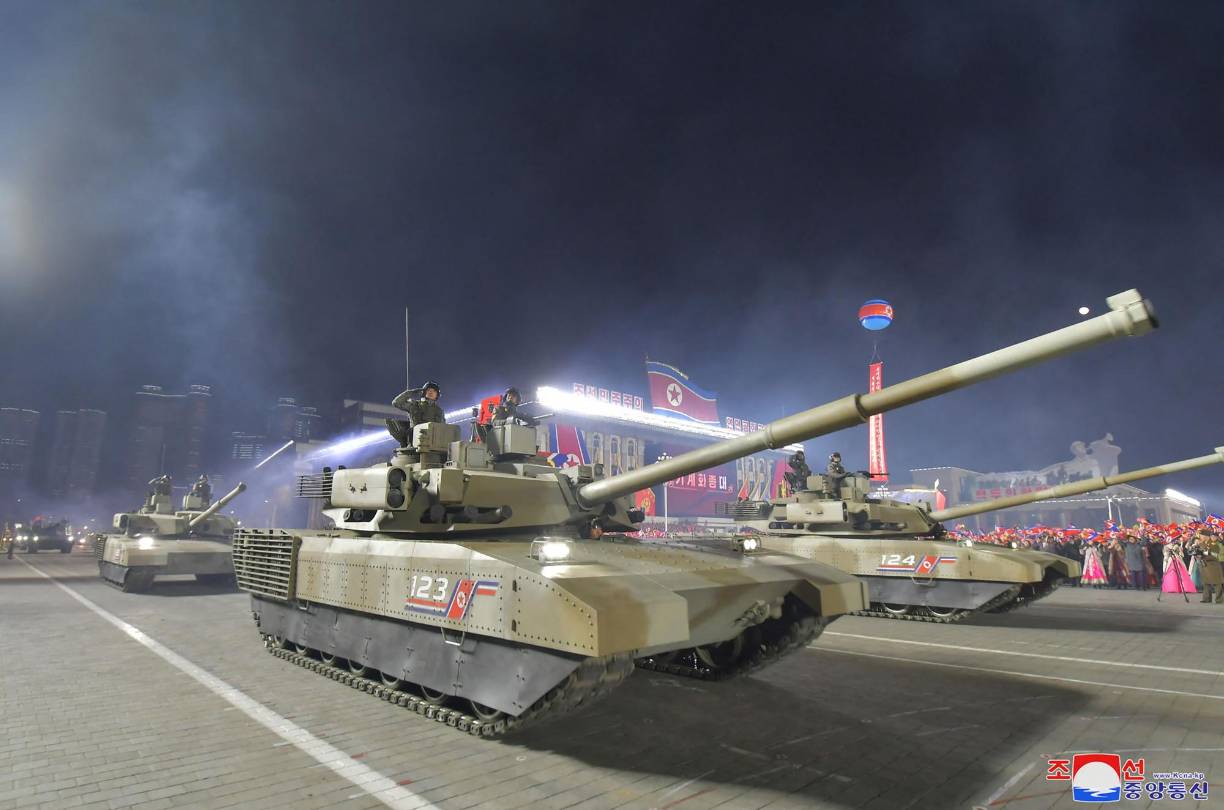 El país suele realizar desfiles militares para conmemorar fechas y eventos importantes, y son observados de cerca en busca de pistas del avance del hermético régimen en sus programas de armas balísticas y nucleares.