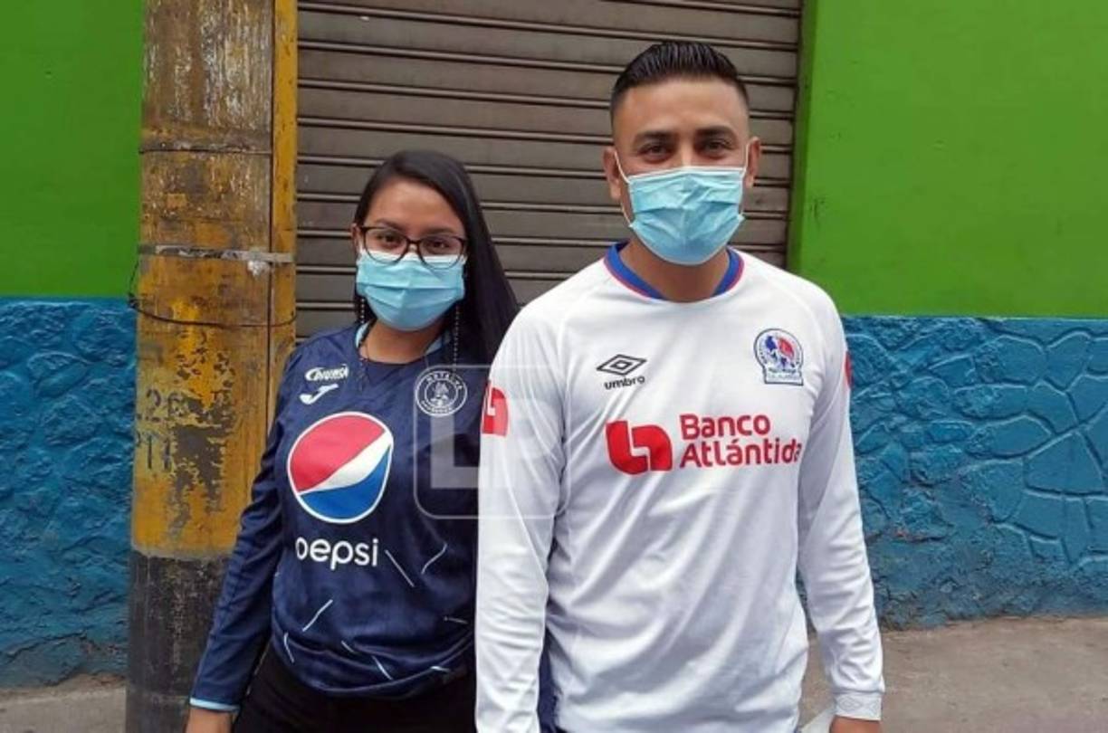 En pareja llegaron los aficionados, uno del Olimpia y otro del Motagua.