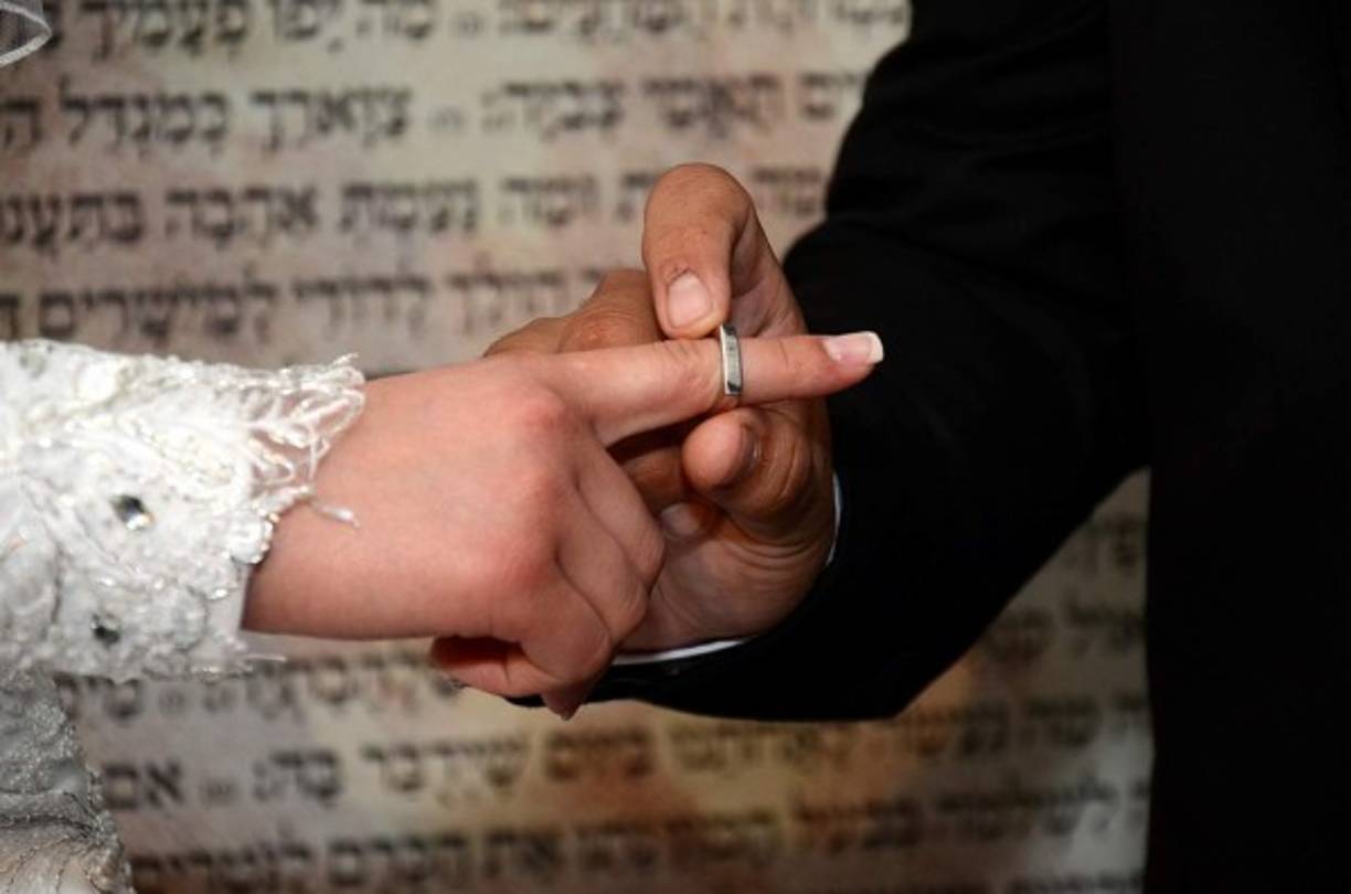Según la tradición judía, el novio le pone el anillo a la novia en el dedo índice de la mano derecha, ya que es el dedo más importante de la mano. Después de la ceremonia, las chicas se lo ponen en el dedo anular de la misma mano.