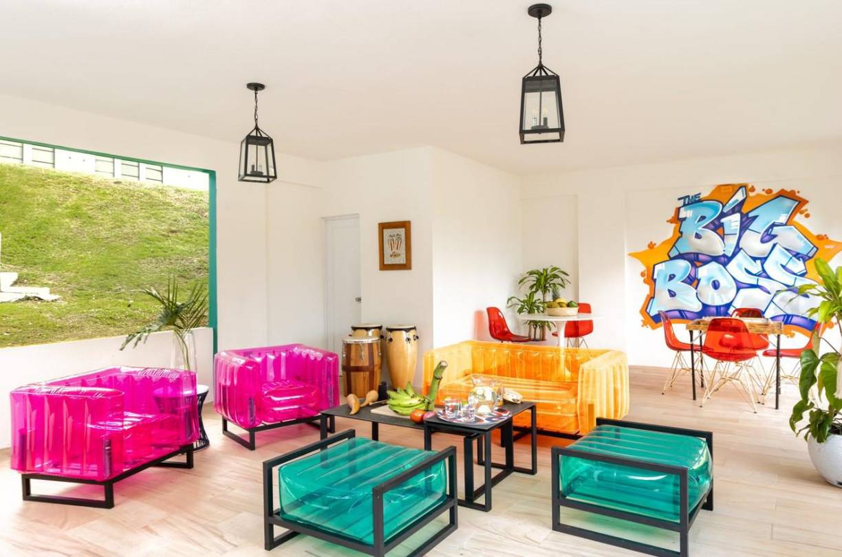 Los visitantes podrán disfrutar de la piscina donde probablemente rodó algunos de sus videos, jugar al billar entre sus premios discográficos o revisar su cocina al ritmo de algún reguetón.