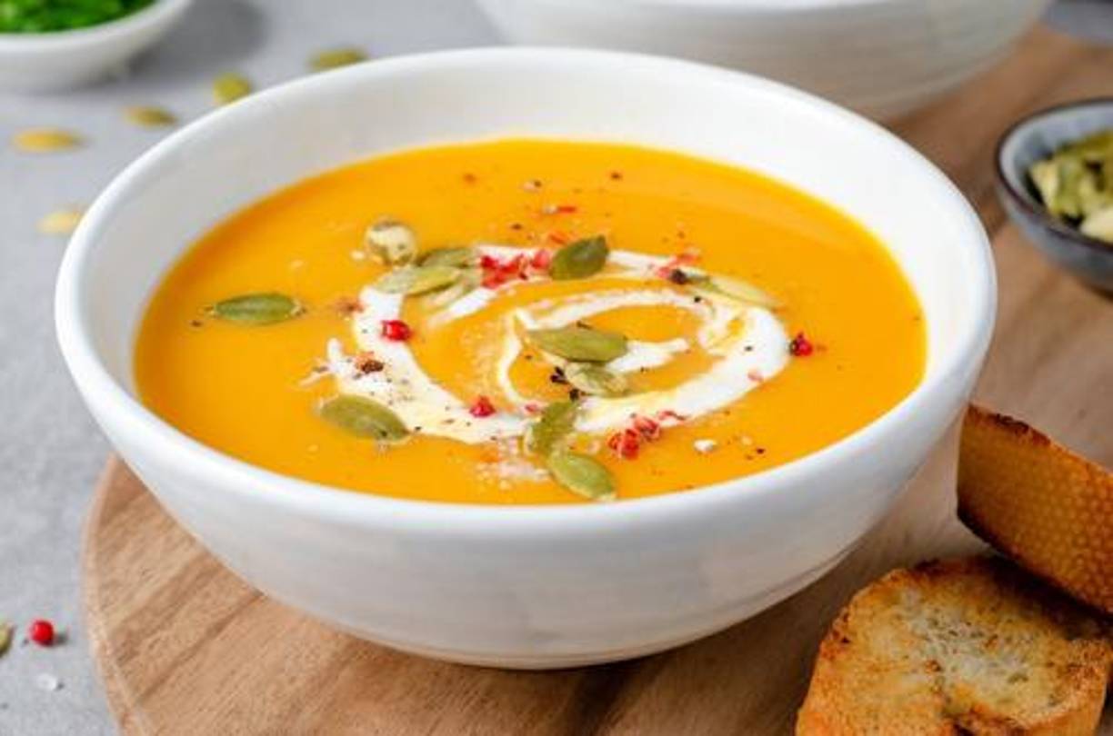  Crema de Calabaza Para comenzar la cena, muchas familias sirven una crema de calabaza. Esta sopa cremosa y reconfortante se hace con calabaza, cebolla, ajo, caldo y crema, y se adorna con semillas de calabaza tostadas o un chorrito de crema.
