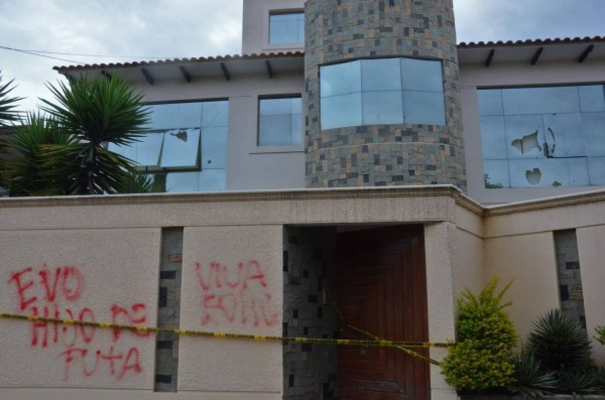 El Gobierno de México ofreció asilo en su embajada en La Paz a Evo luego de que el presidente venezolano, Nicolás Maduro, afirmara que la vida de su amigo corre peligro en Bolivia.