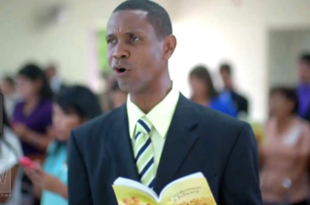 “Yo tenía sueños de cuando era pequeño de lograr ser un cantante famoso, pero conocí la verdad. Sucede que no había despedido estos sueños de mi corazón y entonces me puse a escuchar esas malas compañías de antes y ellas me jalaron con sus anzuelos y me trajeron a ese estudio de grabación”, dijo.