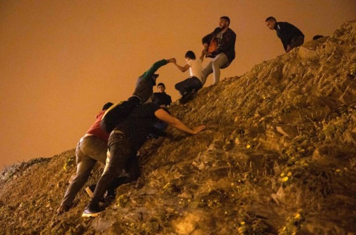 Mientras tanto, la llegada masiva de inmigrantes a Ceuta desde la localidad marroquí de Castillejos continúa por segundo día consecutivo sin aparente respuesta de la policía marroquí y ante el silencio oficial por parte de Marruecos.