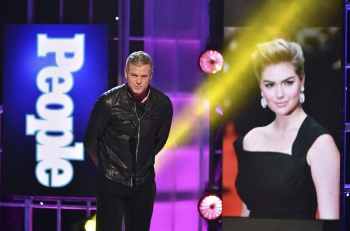 Eric Dane entregó un premio a Kate Upton.
