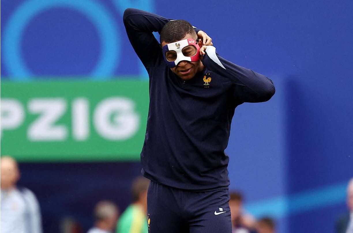 Sobre el césped del Leipzig Stadium, escenario del encuentro que disputará Francia frente a los hombres de Ronald Koeman, Mbappé saltó al terreno de juego junto al resto de sus compañeros.