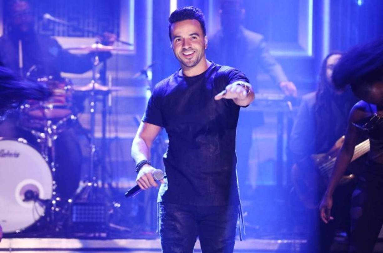 El cantautor Luis Fonsi dijo que siente 'ansiedad' y 'desesperación' al ver los efectos del paso hoy del huracán María por su natal Puerto Rico y del terremoto que azotó México este martes.