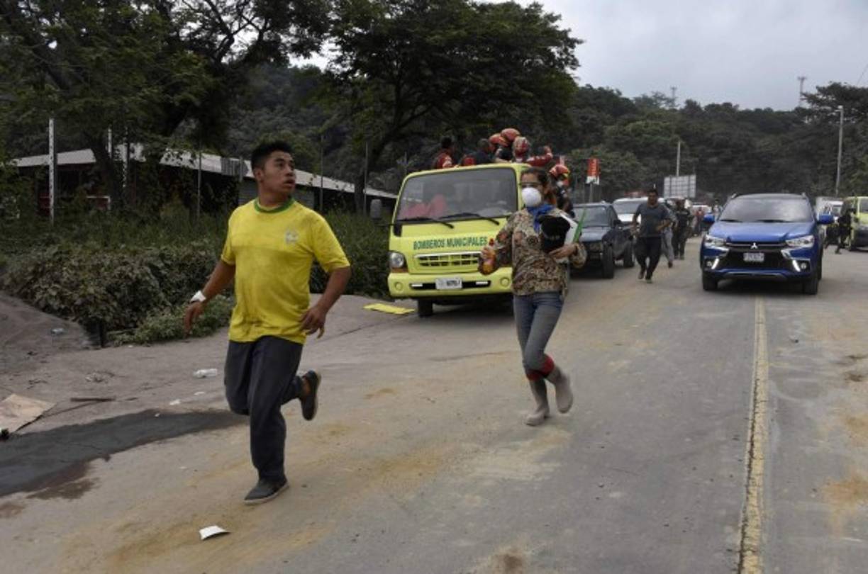 En el sitio se quedaron camionetas, autopatrullas, ambulancias y equipo de rescate, ante el llamado de salir a toda velocidad del sitio para dirigirse hacia un punto de encuentro, retirado del peligro.