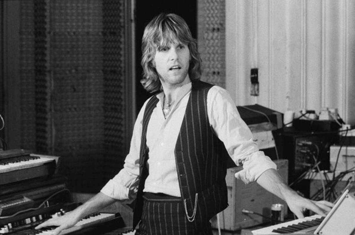 Keith Emerson (11 de marzo de 2016) “El tecladista más completo de la historia del rock”: así llamó una famosa revista al inglés Keith Noel Emerson, cofundador de la célebre banda de rock progresivo Emerson, Lake and Palmer. Su magia con los sintetizadores lo convirtió en una leyenda en la cambiante escena del rock de los 70.<br/>