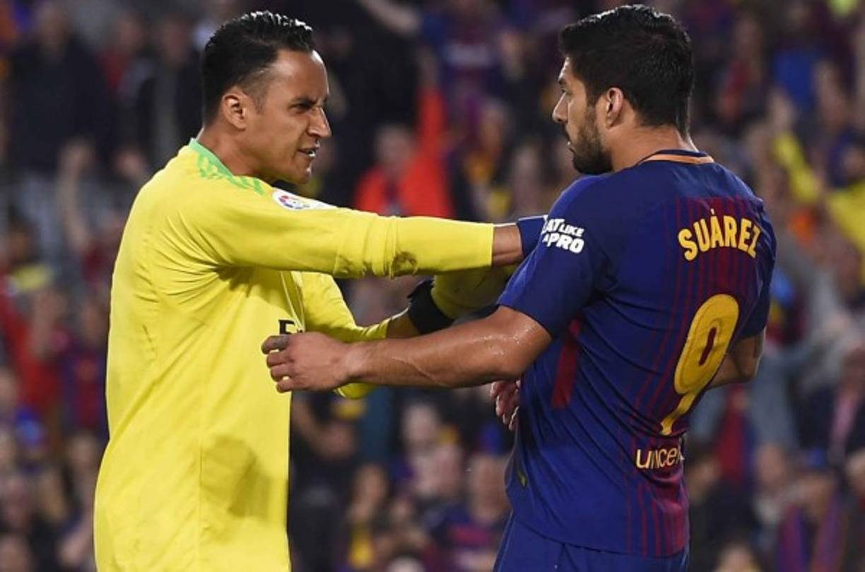 Barcelona's Argentinian forward Lionel Messi (C) leaves the field after sustaining an injury during the Spanish league football match FC Barcelona against Sevilla FC at the Camp Nou stadium in Barcelona on October 20, 2018. (Photo by LLUIS GENE / AFP)