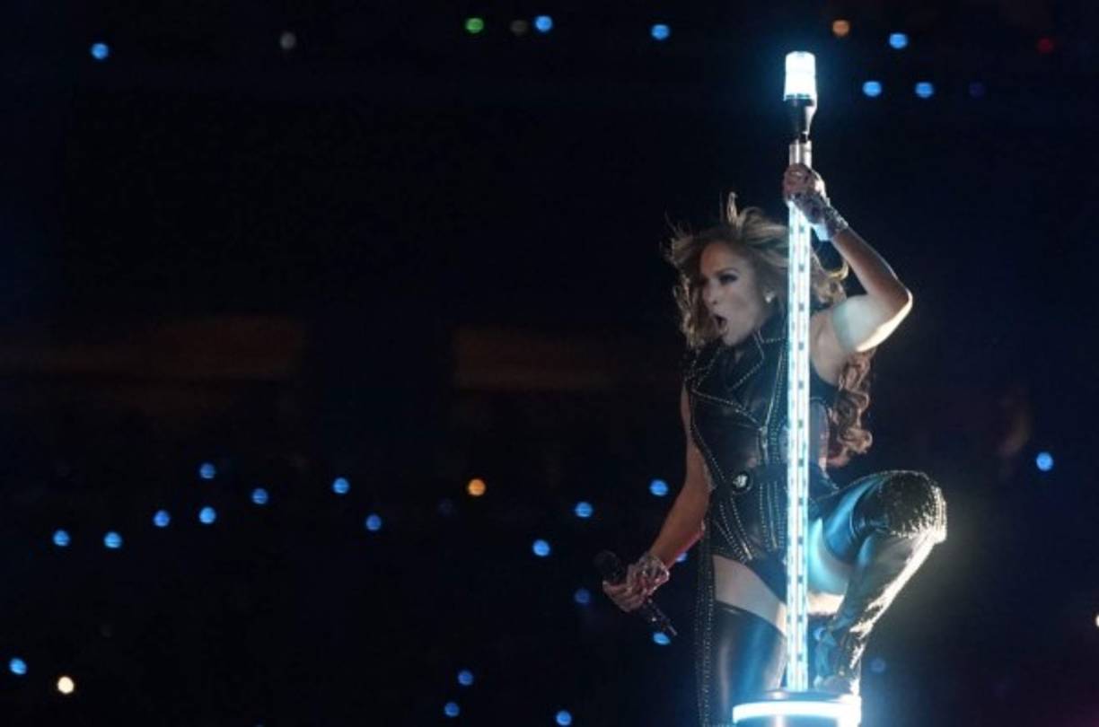 El show de la neoyorquina, de raíces boricuas, comenzó con ella llegando en la punta de una torre vistiendo una chaqueta de cuero negra en conjunto con una falda rosa, la cual se quitó destapando sus piernas.