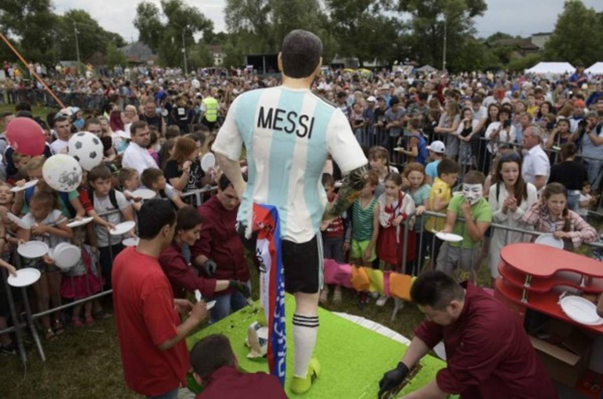 Miles de personas se disponen a celebrar el cumpleaños de Messi en Bronnitsy.