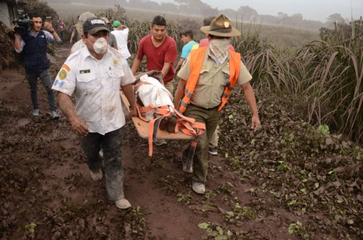 Voluntarios y miembros de rescate de Guatemala trasladan a los heridos en El Rodeo, Escuintla (Guatemala) EFE/NOE PÉREZ