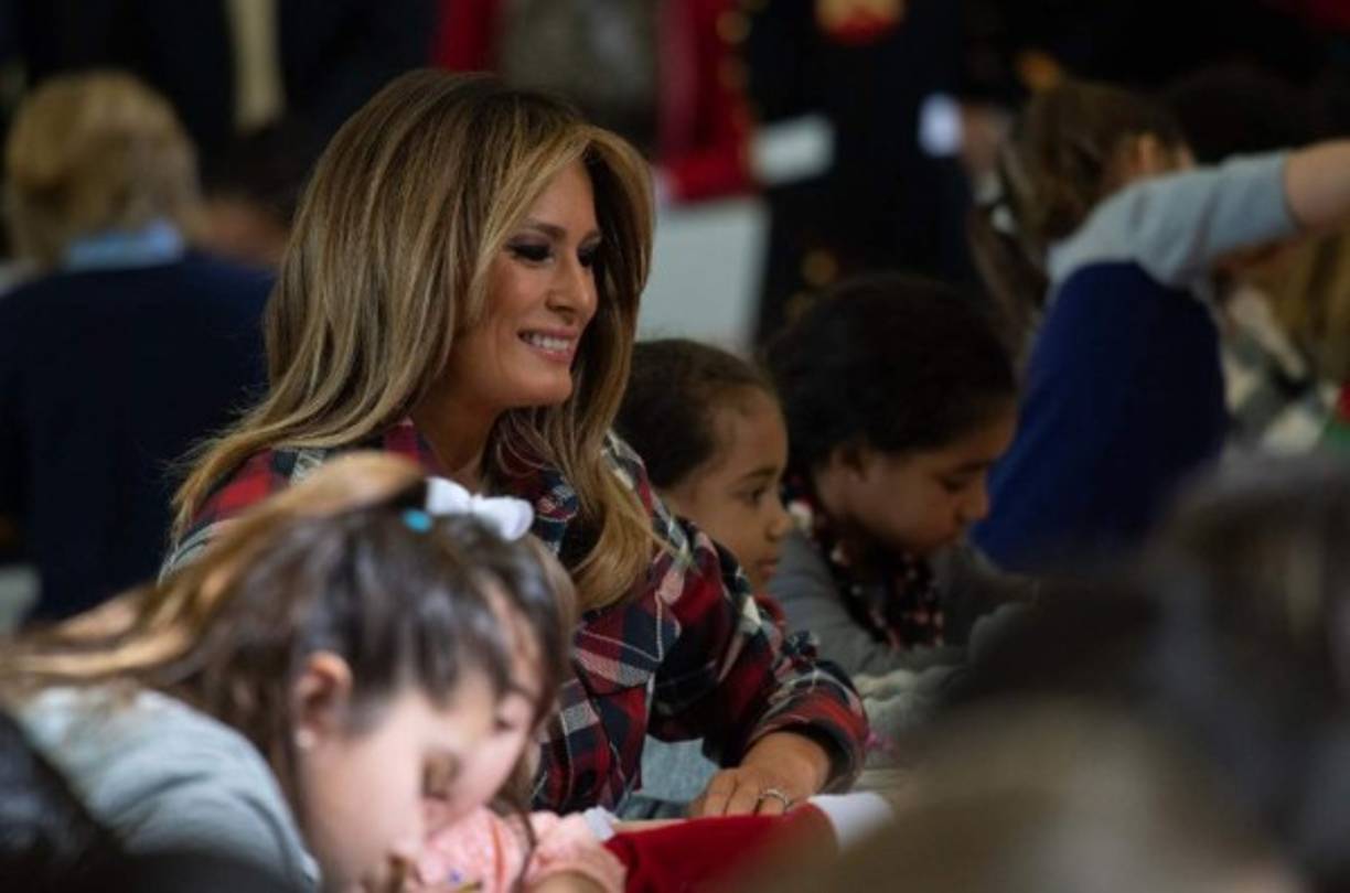 La primera dama también ayudó a los menores a hacer tarjetas navideñas para sus padres.