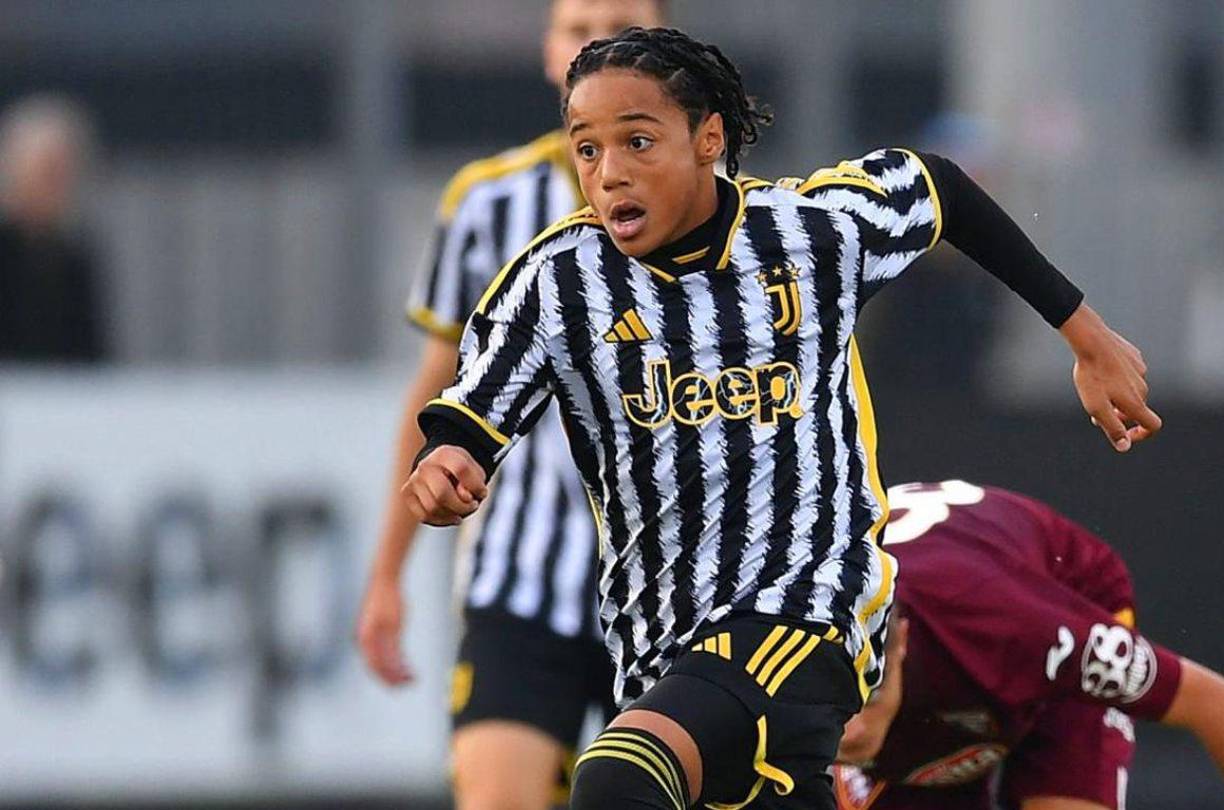 Luis Gabriel se desempeña como extremo por el sector izquierdo. Una de sus virtudes es la velocidad y el dribling.