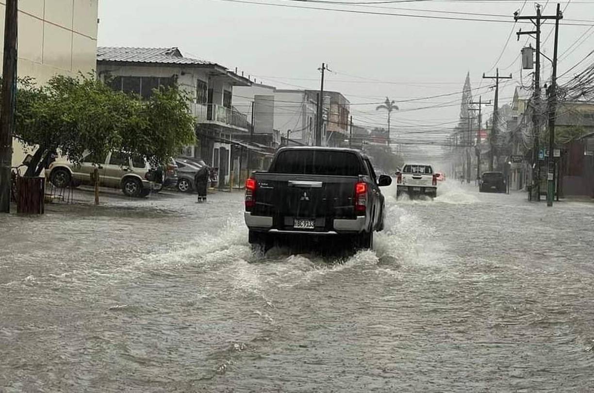 Específicamente, en la región norte, las precipitaciones comenzaron desde horas de la madrugada y han sido intermitentes durante la mañana y al filo de este mediodía. 