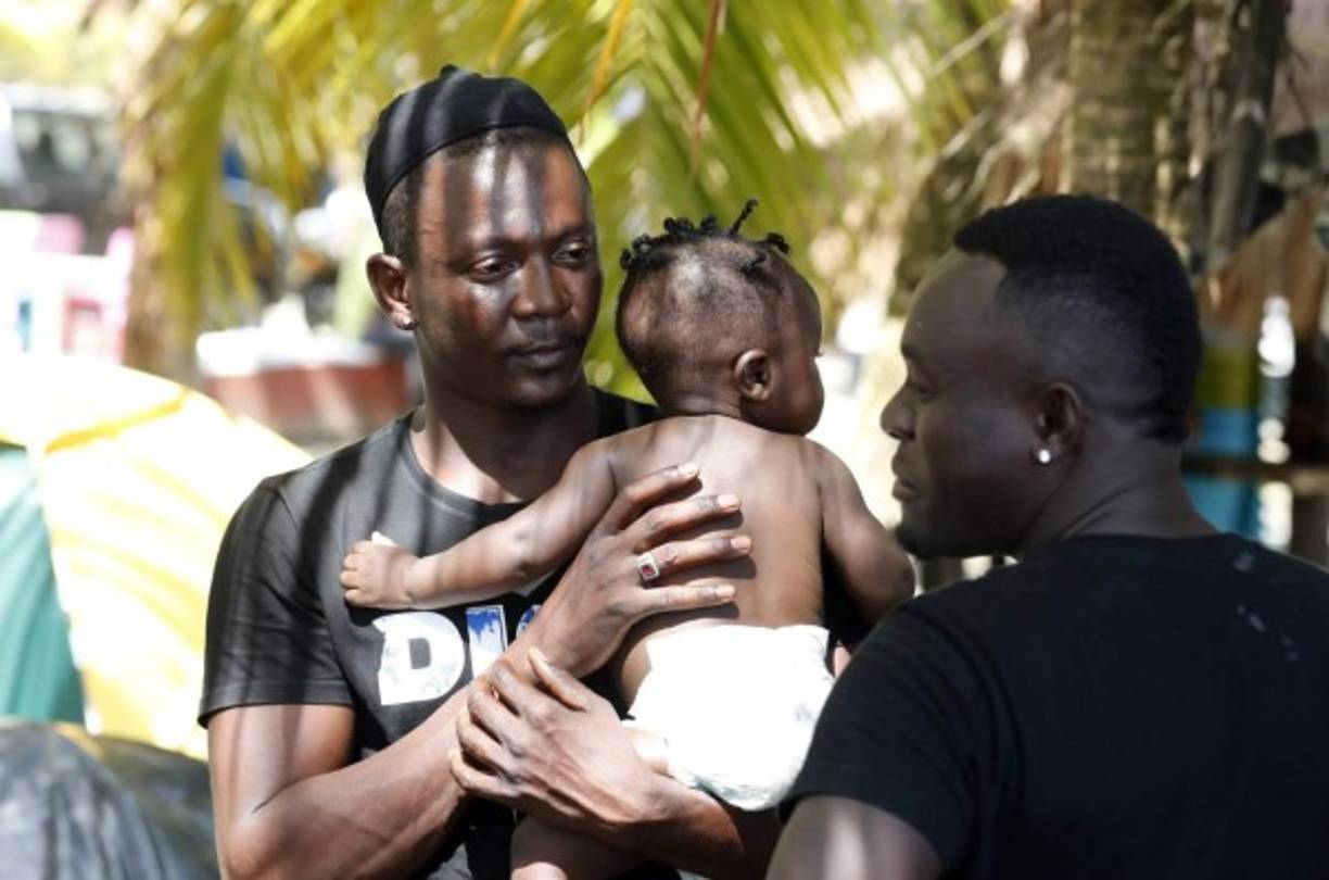 En la caravana hay decenas de niños. Guías los acompañan hasta la frontera a cambio de unos 300 dólares ante la ausencia de autoridades. Según sus acompañantes, deberán pagar otro tanto al llegar a Panamá.