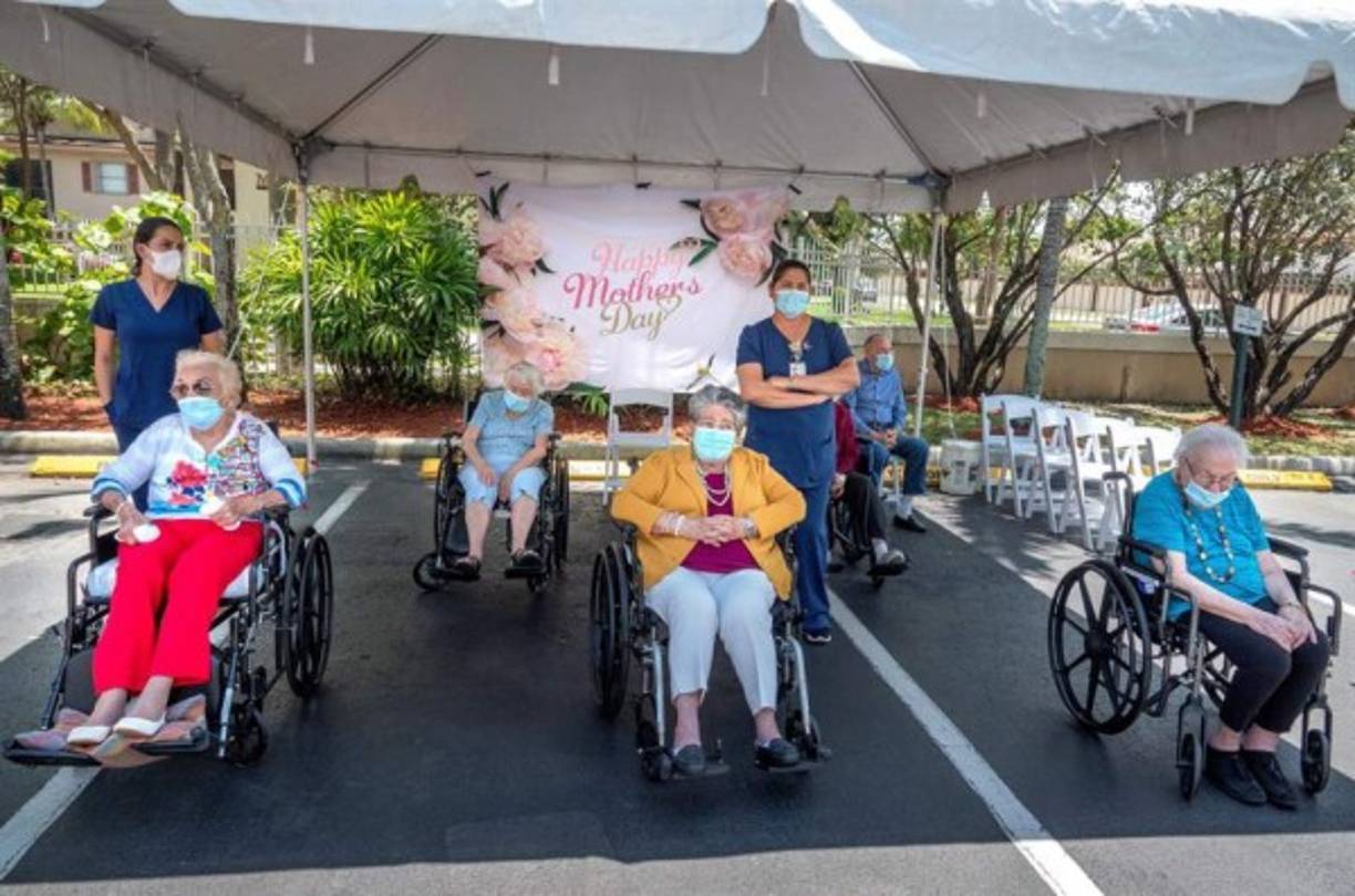 Las madres salieron a la entrada del asilo para saludar a sus seres queridos en este día especial.