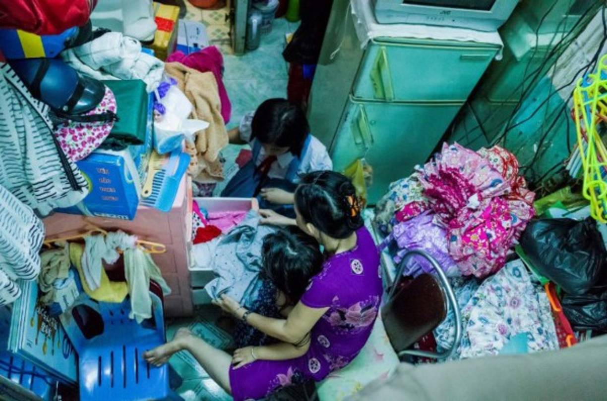 Familias enteras viven en espacios sumamente reducidos ante el avance de los rascacielos en estas ciudades.