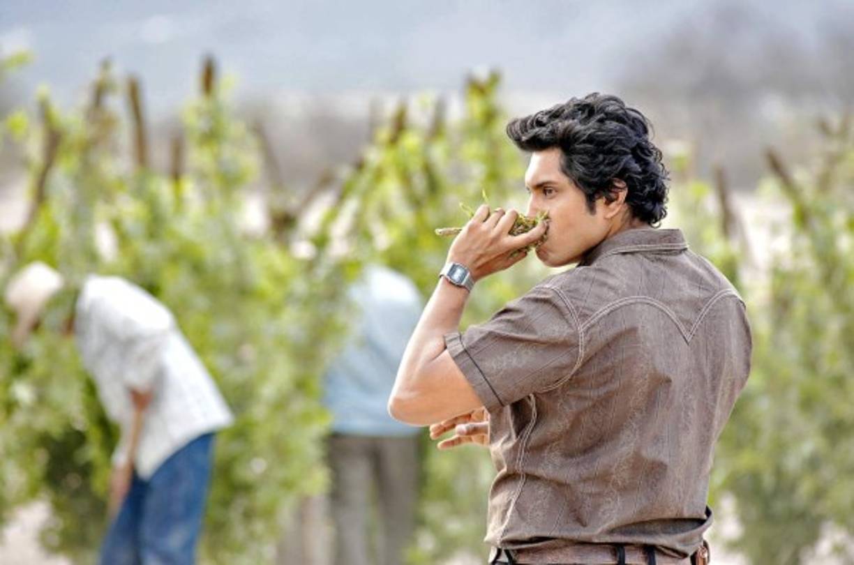 Tras ser apresado, Caro Quintero declaró que si lo liberaban pagaría la deuda externa de México. En 1989, fue sentenciado a 40 años de cárcel por el homicidio de Kiki Camarena y el piloto Alfredo Zavala Avelar. Fue liberado en 2013 tras 28 años en prisión. Actualmente se encuentra prófugo de la justicia. En la foto, una escena de la serie de Netflix.