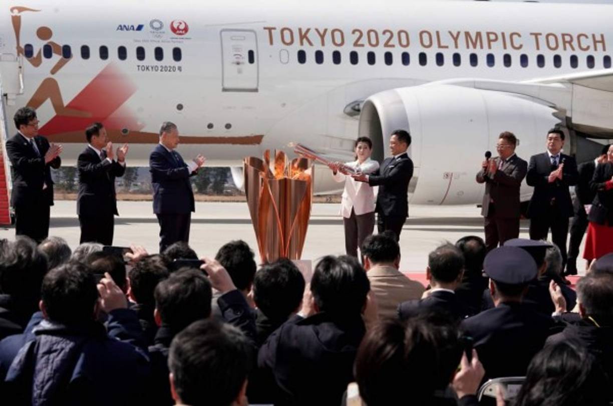 En Tokio encendieron la llama olímpica en un caldero durante la ceremonia de llegada a la Base Aérea de Matsushima de la Fuerza de Autodefensa Aérea de Japón en Higashimatsushima, norte de Japón. El acto se redujo por temor al coronavirus. El primer ministro japonés, Shinzo Abe, todavía está considerando celebrar los Juegos Olímpicos de Tokio según lo programado a pesar de la actual pandemia de coronavirus. Foto EFE