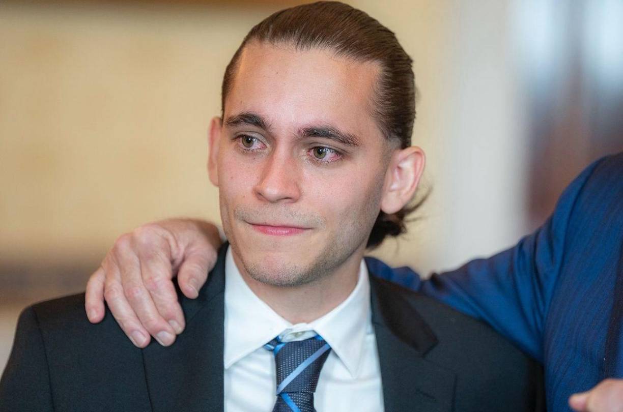 Carlos Eduardo Espina sostuvo que el video donde utilizaron su imagen reaccionando sobre que Farruko Pop está vivo, fue enviado a sus redes sociales cientos de veces, donde la gente ya se lo estaba creyendo, “es totalmente falso”.