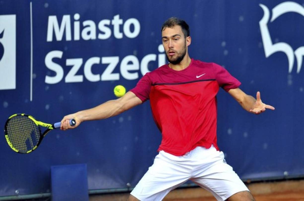 TENIS. Devolución polaca. El tenista polaco Jerzy Janowicz devuelve una bola al argentino Guillermo Durán durante su partido de primera ronda del torneo de tenis en Szczecin, Polonia.