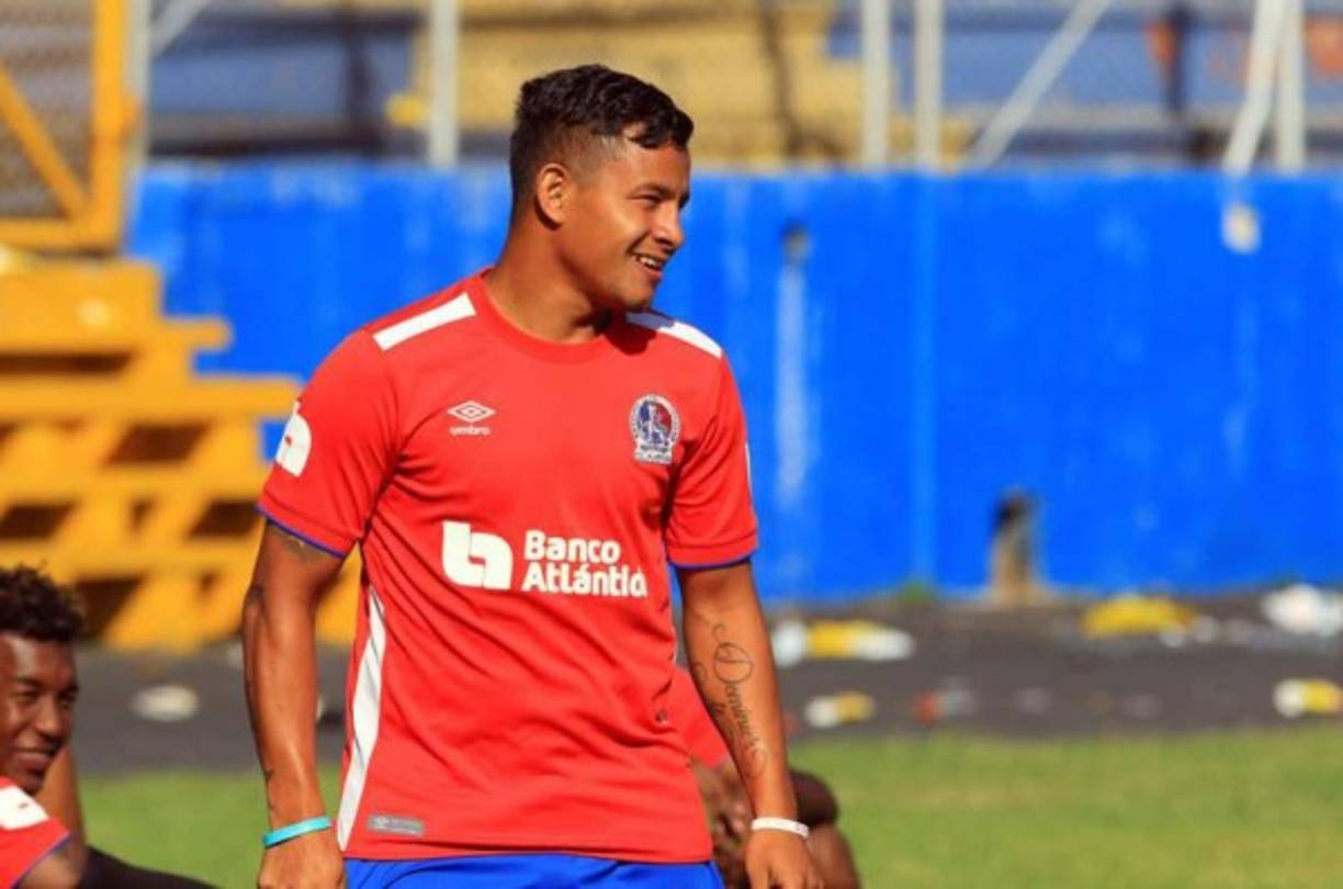 Patón Mejía: El periodista Fredy Nuila informó que el centrocampista hondureño será nuevo legionario hondureño y que su nuevo club será el Club de Foot Montréal, anteriormente conocido como el Montreal Impact. De concretarse el fichaje, el volante sería compañero de Romell Quioto.