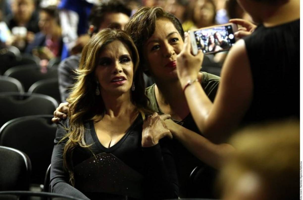 La cantante reafirmó que mantiene su figura con una alimentación sana y dos horas de ejercicio. 'Claro que como y como mucho, de todo, toda mi vida he comido sano, de lunes a viernes, y sábado y domingo como lo que quiera',